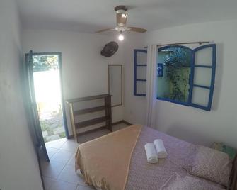 Yellow Guest House - Vila do Abraao - Slaapkamer