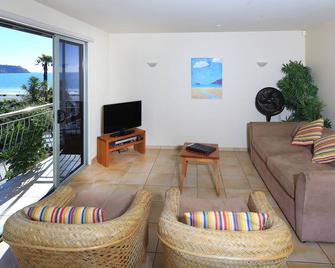 Onetangi Beach Apartments - Waiheke Island - Living room