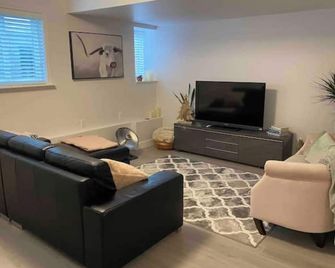 peaceful quiet setting in heart of city - Langley - Living room