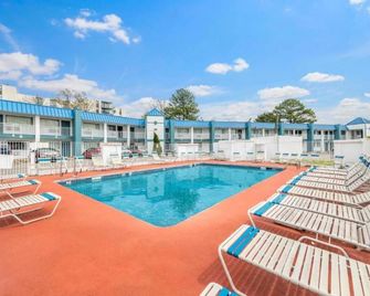 Super 8 by Wyndham Portsmouth - Norfolk - Portsmouth - Pool