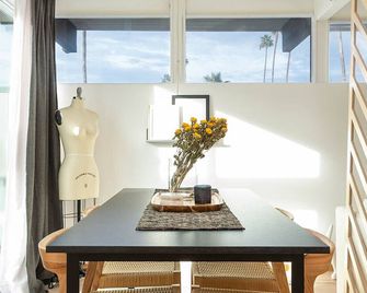 Eclectic updated condo in Mid-Century complex - פאלם ספירנגס - חדר אוכל