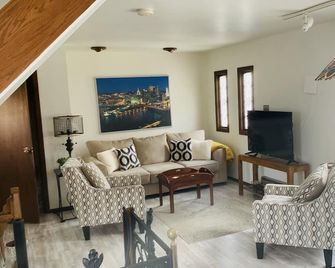 Maple Terrace -Mt Washington -15 steps to Grandview Ave. and the amazing views! - Pittsburgh - Wohnzimmer