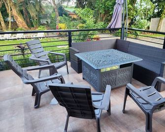 Chill,Relax & Enjoy 11bed & 5washroom house with natural swimming pool - Guápiles - Patio