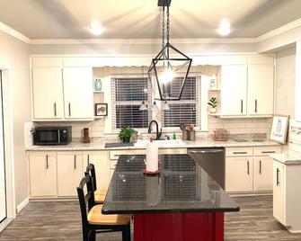 Bison Hall 7, no cleaning fee, near court square - Searcy - Kitchen
