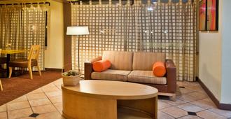 La Quinta Inn & Suites by Wyndham Columbus State University - Columbus - Living room