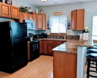 Scenic Guest House Retreat with Stunning Views, Full Kitchen & Fast Wi-Fi. - Weiser - Cocina