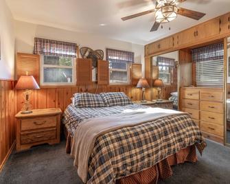 Chip O Wood | Jacuzzi, gated deck, steps to lake! - Big Bear Lake - Habitación