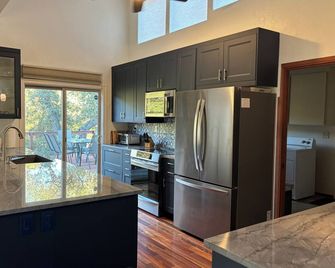 Riverbend Retreat. Riverfront Home On The Bear River With Private Swimming Hole! - Auburn - Küche