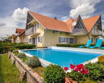 Amarillo 6 by Interhome - Balatonmáriafürdő - Piscina