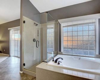 Safe neighborhood private entrance Private bath RM - Las Vegas