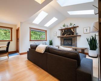 Skylight Cottage- Mackenzie Beach, Private Hot Tub - Tofino - Wohnzimmer
