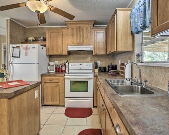 Keaton Beach Escape w/ Hot Tub 2 Mi to Shore - Perry - Cucina