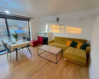 Ground Floor Flat On Bath Road! - Hounslow - Living room