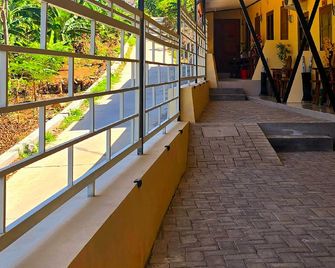 Holi Homestay Trawas - Trawas - Balkon