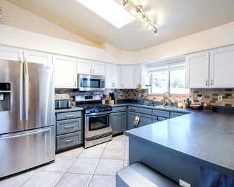 Chapala Court: 3bd/2ba W/ Fire Pit & Hot Tub - Sahuarita - Kitchen