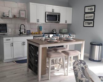 Walkable cozy cottage, Outlet Mall across street! - Michigan City - Kitchen