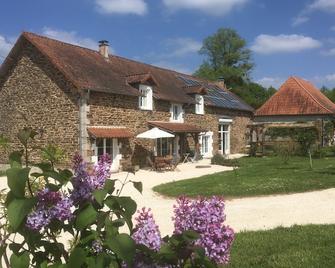 Beautiful room (3/4) in the old farm - Saint-Jory-de-Chalais - Edificio