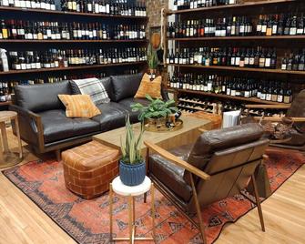 Jacksonville Inn Room #8: King Suite. Prime downtown location for festivals and dining. Comfortable king bed, Nespresso coffee, and historic boutique elegance - Jacksonville - Lounge