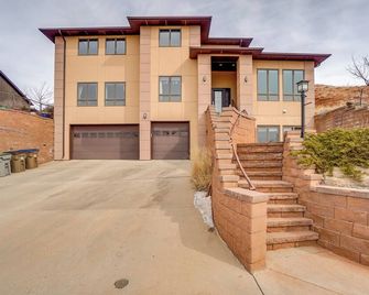 Upscale Laramie Home w/ Hot Tub & Patio! - Laramie - Building