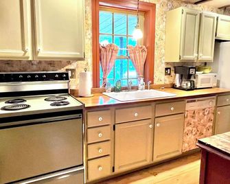 Snow Daisy Inn - Hanover - Kitchen