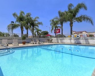 Motel 6-Fontana, Ca - Fontana - Svømmebasseng