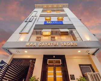 Fabhotel Maa Gayatri Sadan - Nr Pram Mandir Shree Banke Bihari Temple - Vrindavan - Edificio