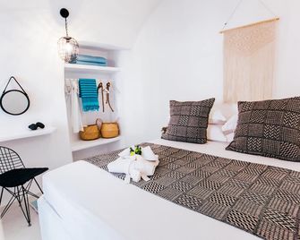 Blessed Blue Boutique Cave Suite - Oia - Bedroom