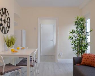 2br South London Home - Free Street Parking, Wifi, Garden, Perfect For Long Stays! - West Thurrock - Dining room