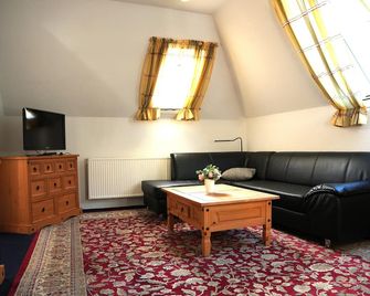 Top-floor vacation apartment in Potsdam West near Sanssouci Park and the Havel Lakes - Potsdam - Living room