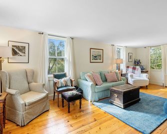 Beauchamp Cottage, near Rockport Harbor and golf course - Rockport - Living room
