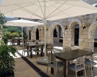 The School Hostel - Jerusalem - Patio