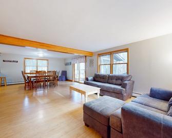 Oakwood Grove - Ossipee - Living room