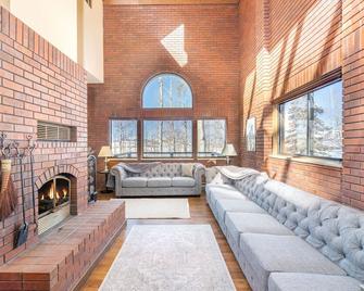 5 min to lifts - Hot Tub - Free Car -Mountain Views - Privacy - Mountain Village - Living room