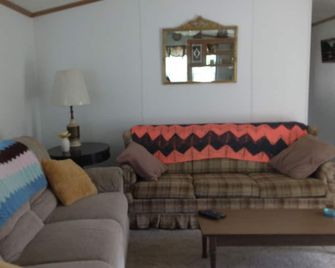 Private, clean, and cozy North Sandy Pond retreat! Close to beach and marina. - Pulaski - Huiskamer