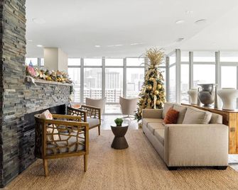 Modern 2BR Condo with Free Parking & Downtown Houston Views - Houston - Lounge