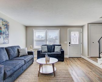 Charming 2BR Apt | Close to Local Attractions - North Canton - Living room