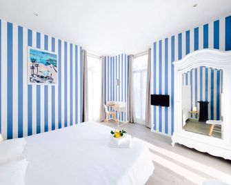 هوتل ليمون - منتون - غرفة نوم