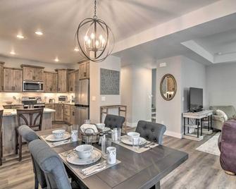 1 Mi to Downtown: Gorgeous Loveland Townhome! - Loveland - Dining room