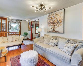 Charming Farmington Home about 5 Mi to UConn Health! - Farmington - Living room