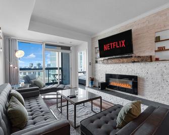 Spacious 1br - Downtown - Pool - Gym - Toronto - Living room