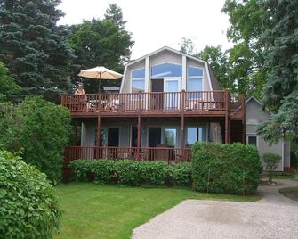 Petoskey Getaway - Great Views and Location - A/C - Petoskey - Building