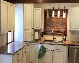 Mtn Home 3200 Sf, 2 Acres, Decks, Bar, Foosball, Spa Bath, Firepit, Views! - Cascade-Chipita Park - Kitchen