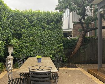 Spacious home in hip location - Stanmore - Patio