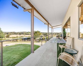 Miniture Animal Farmstay. Full mobility access for wheelchair. Pet Friendly - Glenore Grove - Balcón