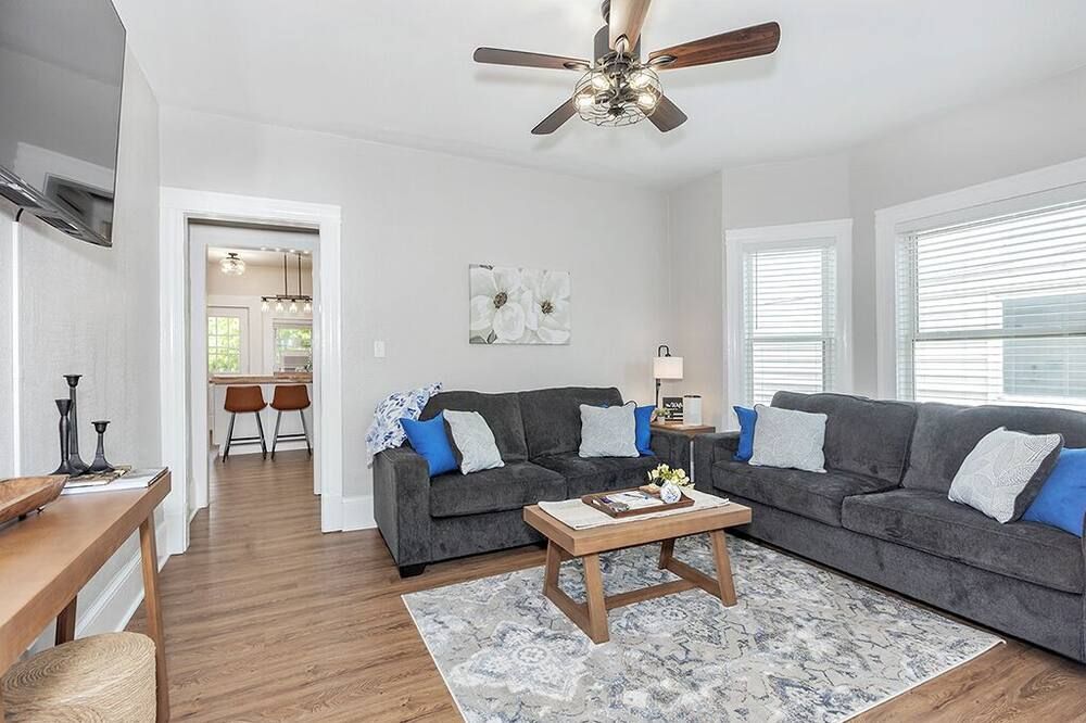 Little Italy! Close to Cleveland Clinic, University Hospital & University Circle - קליבלנד - סלון