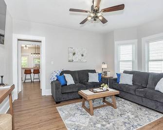 Little Italy! Close to Cleveland Clinic, University Hospital & University Circle - Cleveland - Sala de estar