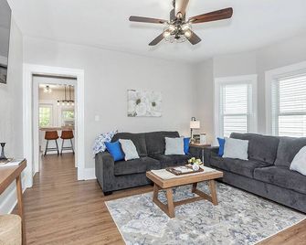 Little Italy! Close to Cleveland Clinic, University Hospital & University Circle - קליבלנד - סלון