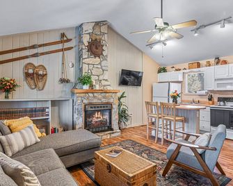 Still Standing! Cozy Cottage, Great Location! - Lake Lure - Living room