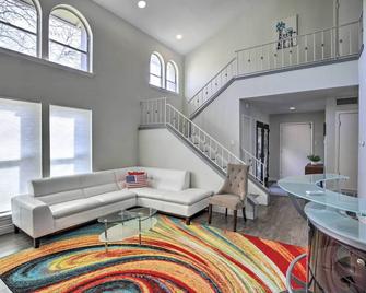 Poolside Oasis Richardson Home with Movie Room! - Richardson - Living room