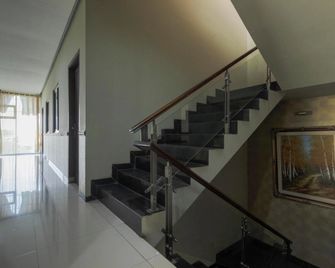 RedDoorz Plus @ Tuparev Cirebon - Cirebon - Escadas
